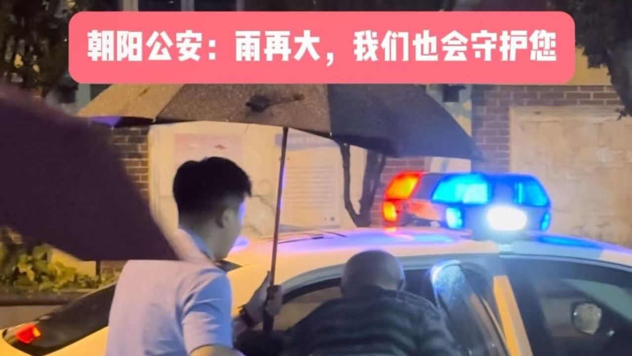 大雨中最安心的“警”色护送