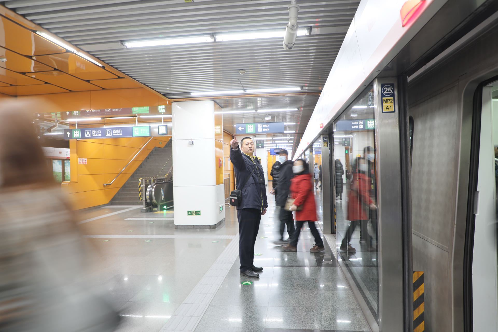 大风橙色预警期间京港地铁持续采取多项举措保障乘客出行 大风橙色预警期间京港地铁持续采取多项举措保障乘客出行