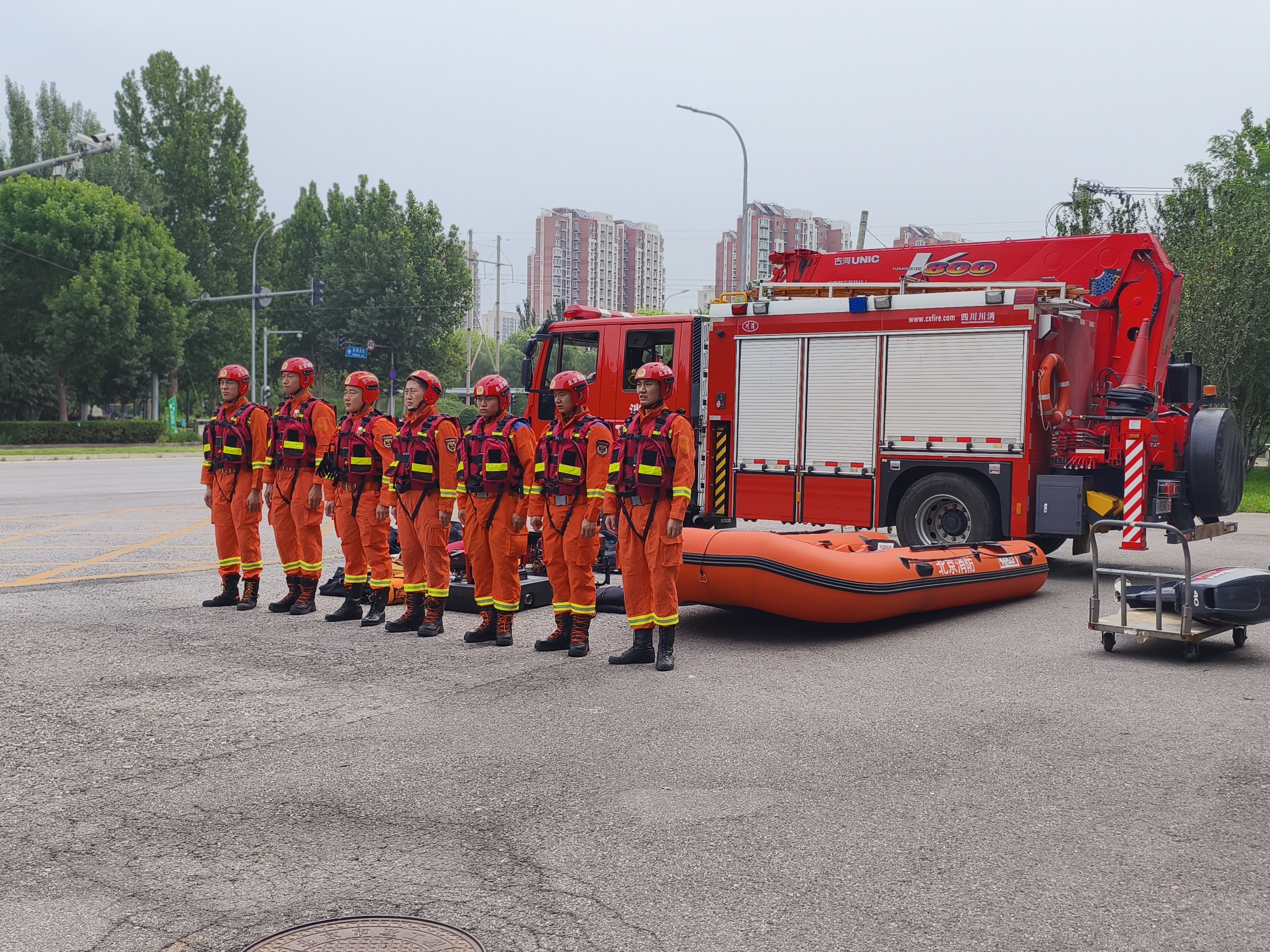 大兴区110名消防救援人员开展实战化水域救援拉动演练 大兴区110名消防救援人员开展实战化水域救援拉动演练
