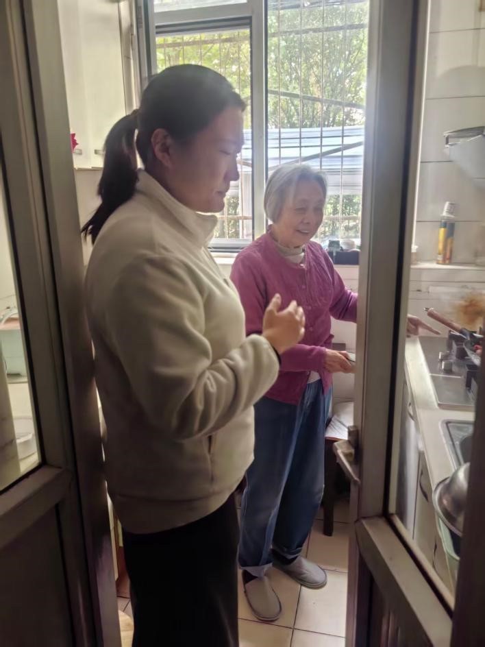 做饭忘关火老人熟睡智慧烟感7分钟化险为夷 做饭忘关火老人熟睡智慧烟感7分钟化险为夷
