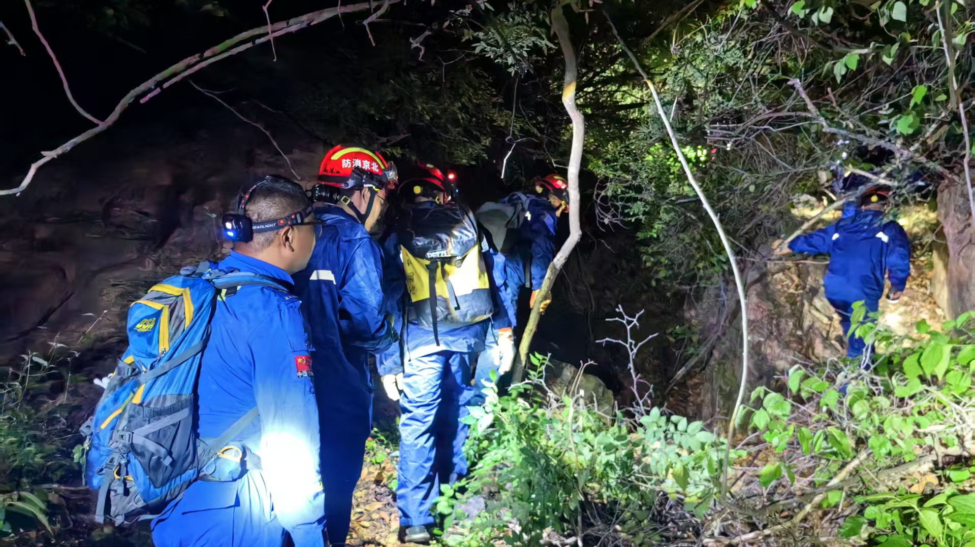 两女子登野山被困 密云消防连夜搜救