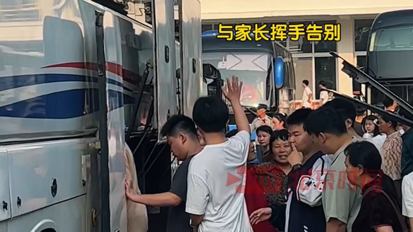 毛坦厂中学考生登上车牌6666送考大巴