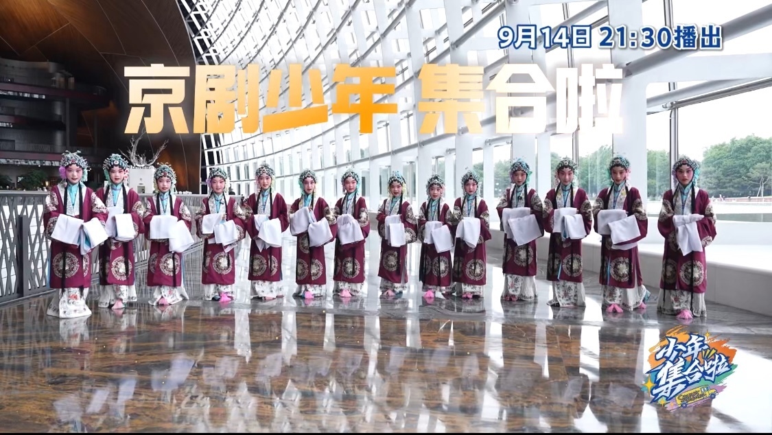 演绎京剧经典桥段，吸引游客纷纷合影点赞