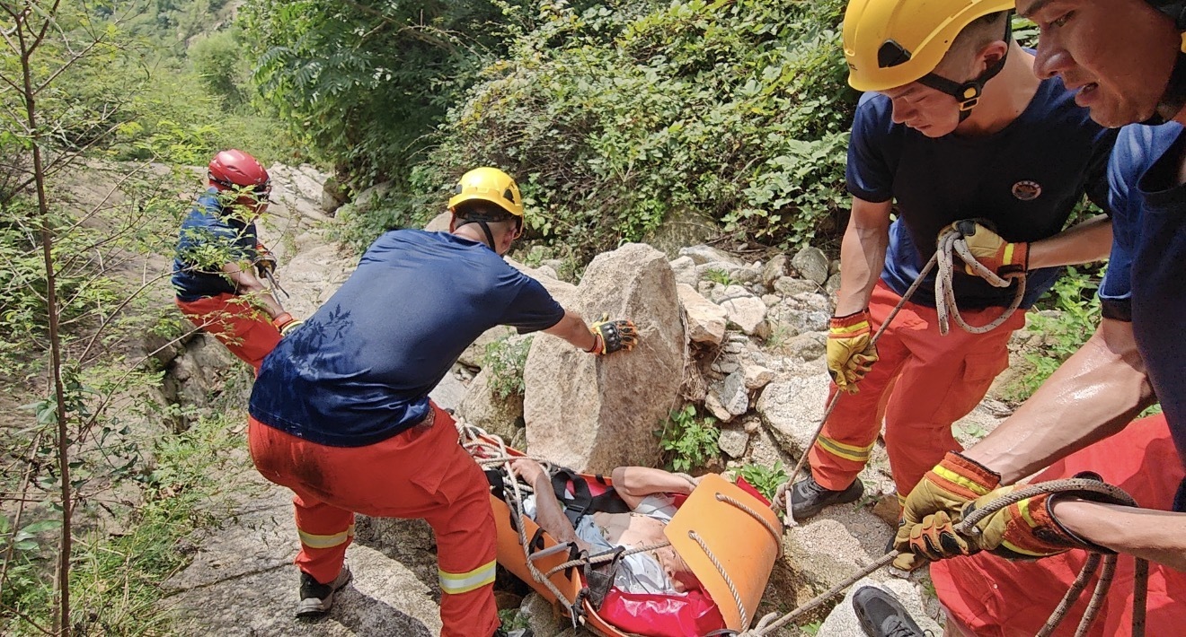 高温登山遇险！老人中暑被困，怀柔消防紧急营救