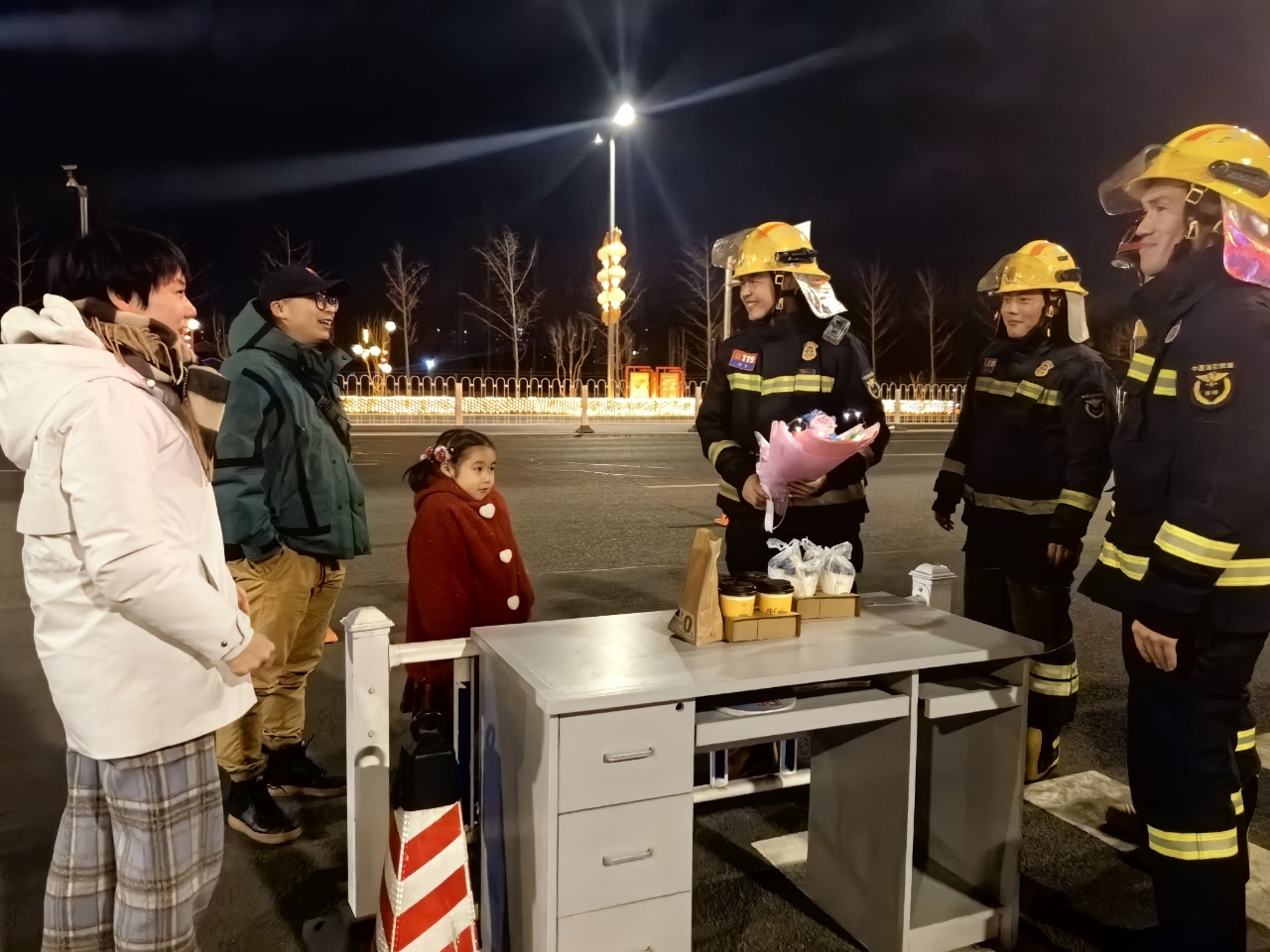 温暖延续,除夕夜“特别的团圆”——小朋友与消防员的五年之约 温暖延续,除夕夜“特别的团圆”——小朋友与消防员的五年之约