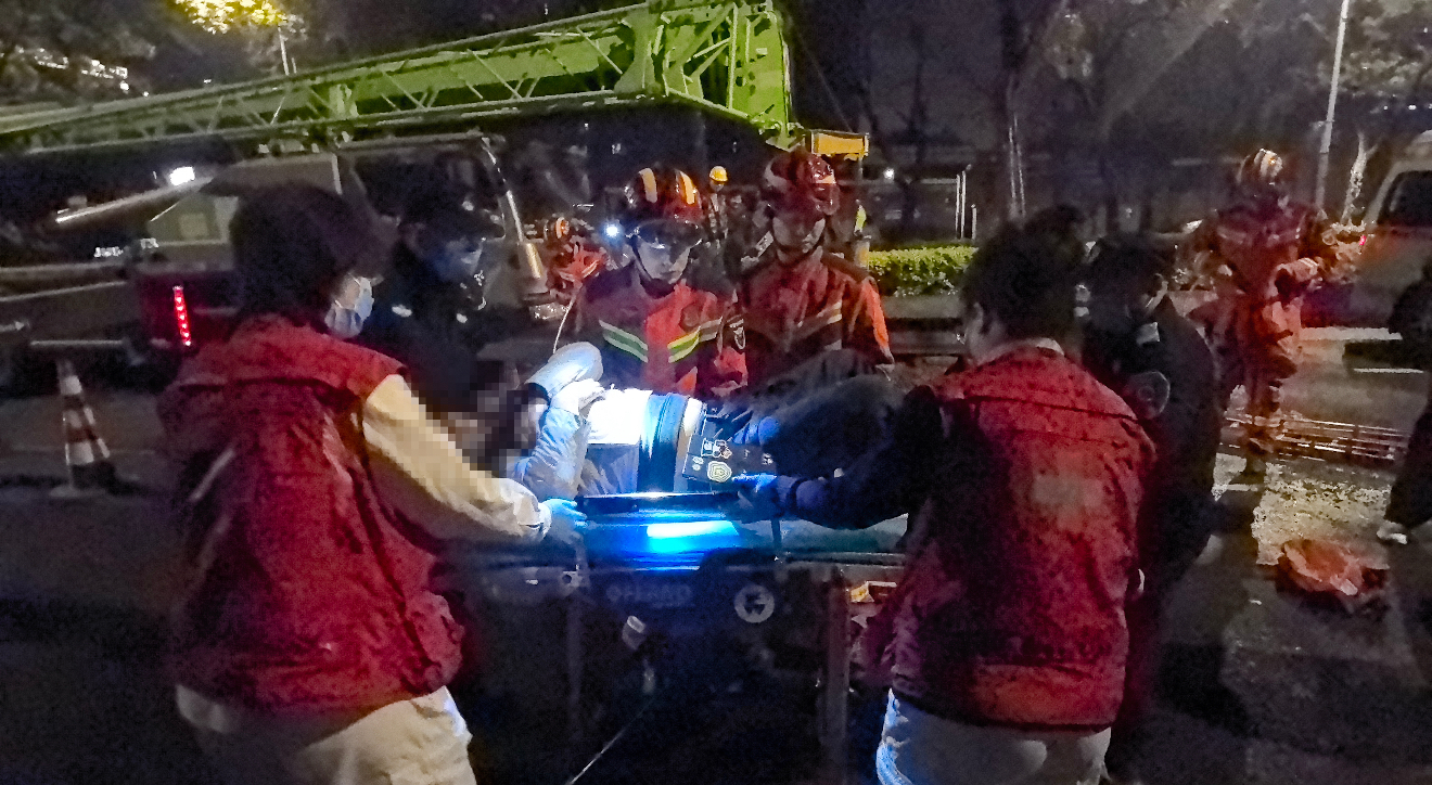 夜间骑行不慎坠坑多部门联动紧急救援
