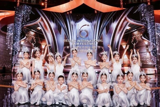 卡酷七色光艺术团亮相北影节闭幕式，用童真点亮光影盛宴