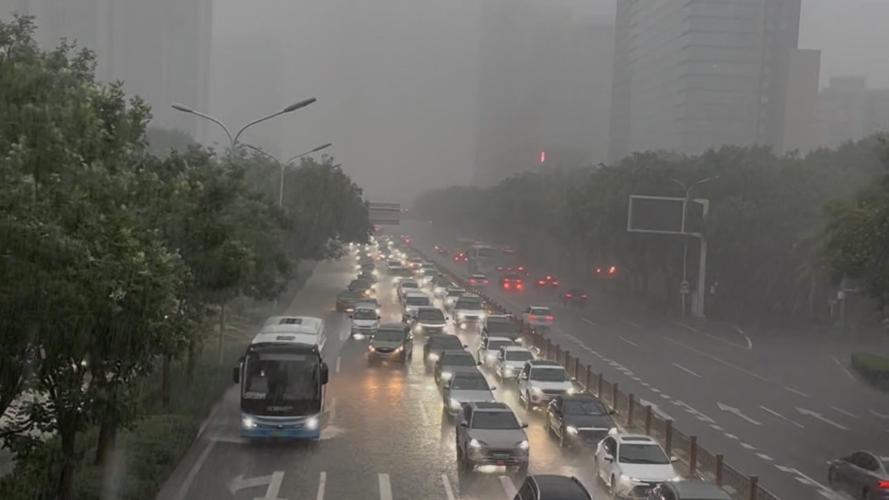 今日北京大雨 ！积水路段别硬闯！