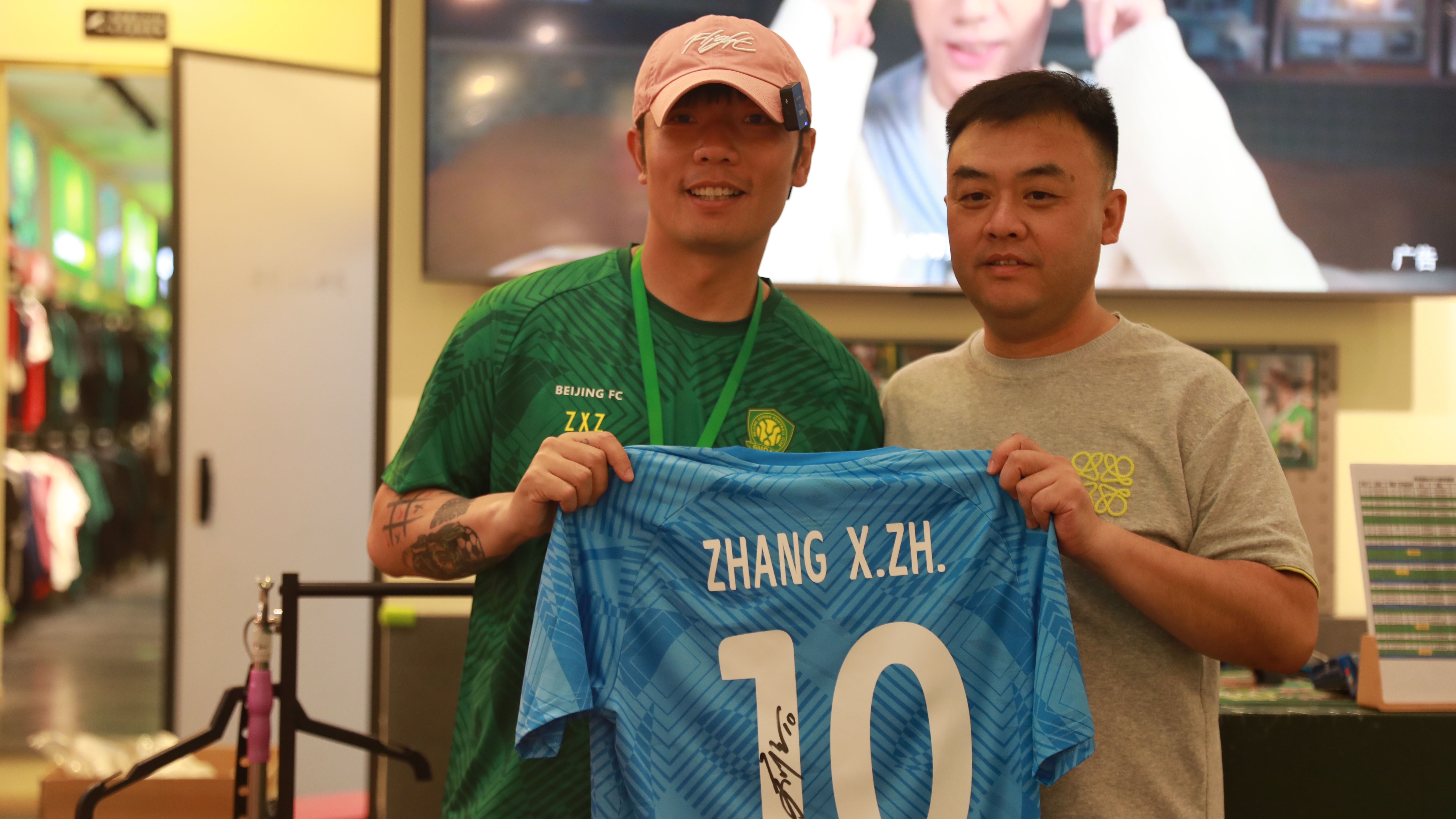 张稀哲化身球迷商店店员服务球迷