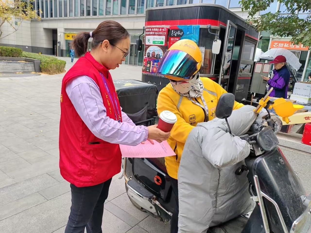 “头”等大事别侥幸!让戴安全头盔成为一种习惯 “头”等大事别侥幸!让戴安全头盔成为一种习惯