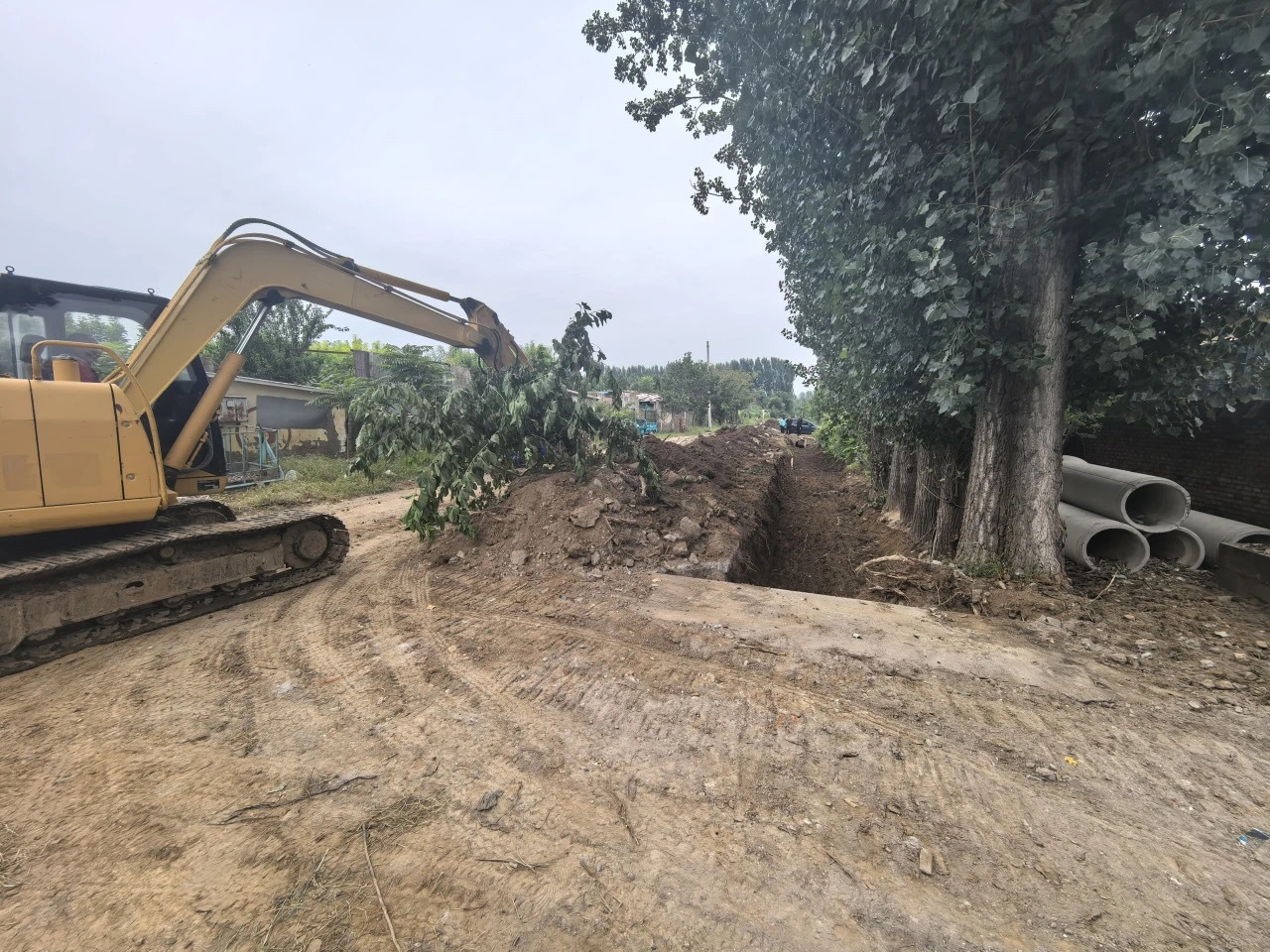 沟渠排水不畅影响农业生产,清理修缮不误事 沟渠排水不畅影响农业生产,清理修缮不误事