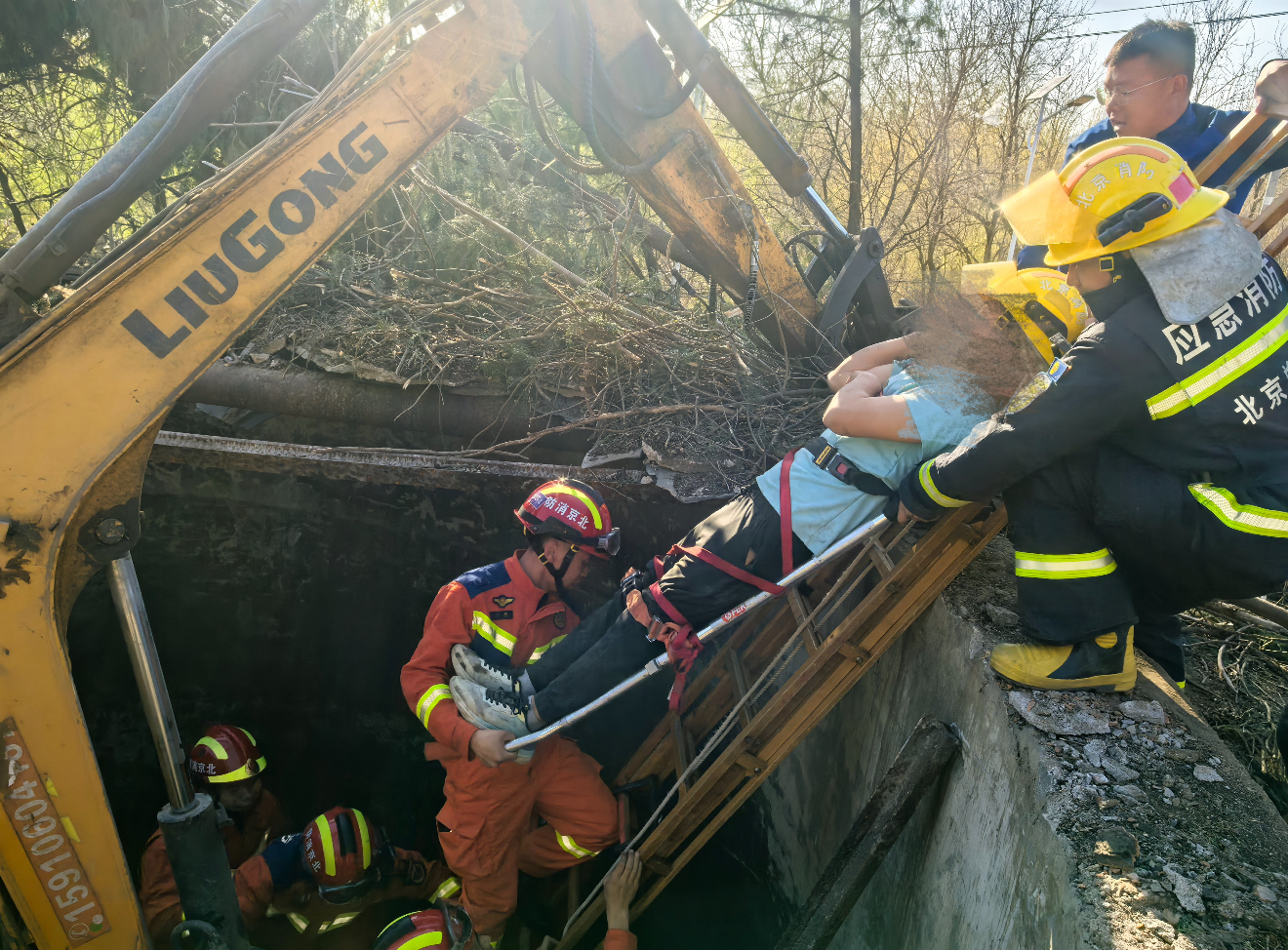挖掘机坠井司机被困，怀柔消防紧急救援