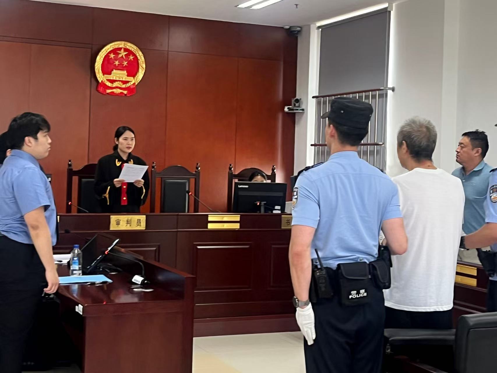 致命“开门杀”违规停车且未审慎观察提示司机一审获刑一年三个月