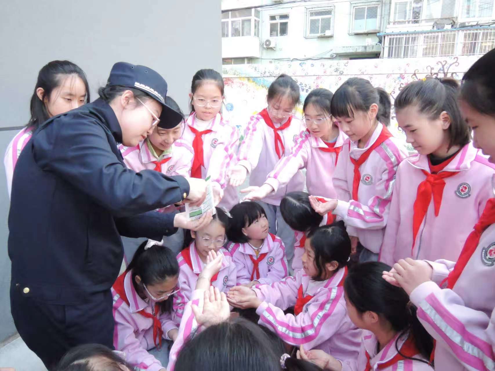 海淀城管进校园护绿润童心 海淀城管进校园护绿润童心