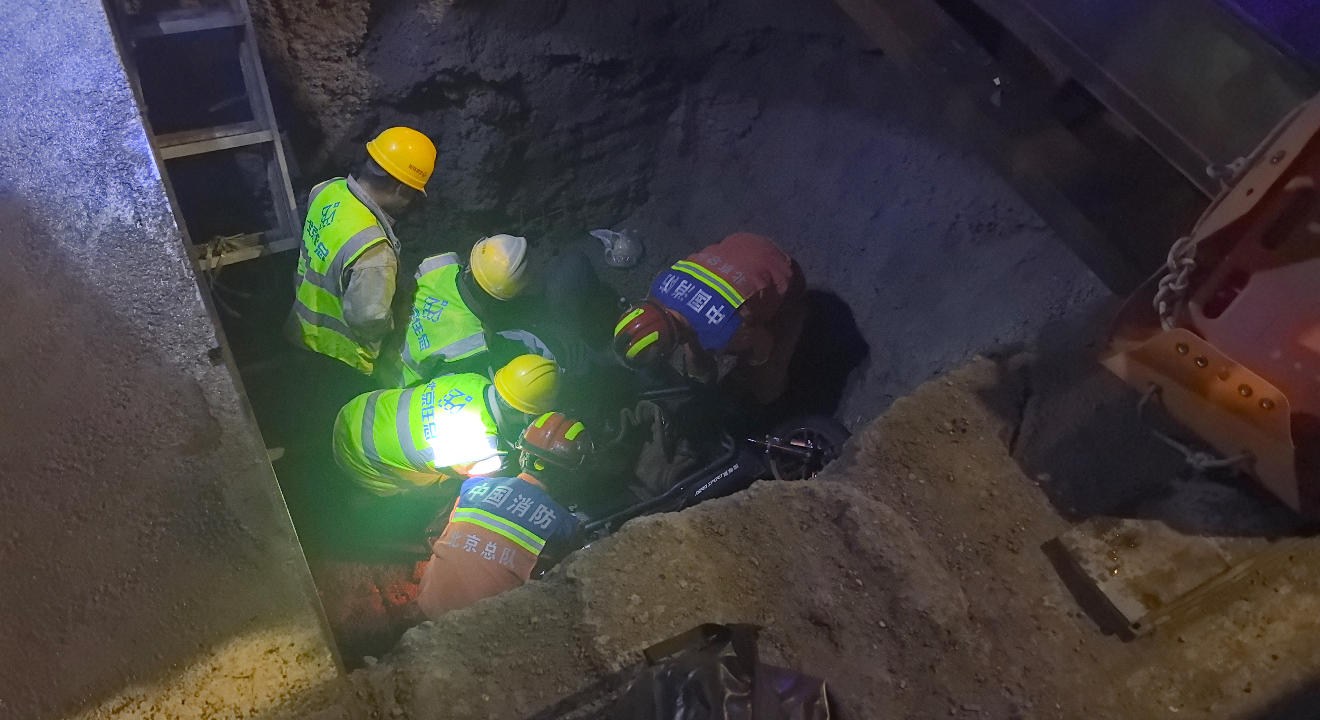 夜间骑行不慎坠坑多部门联动紧急救援