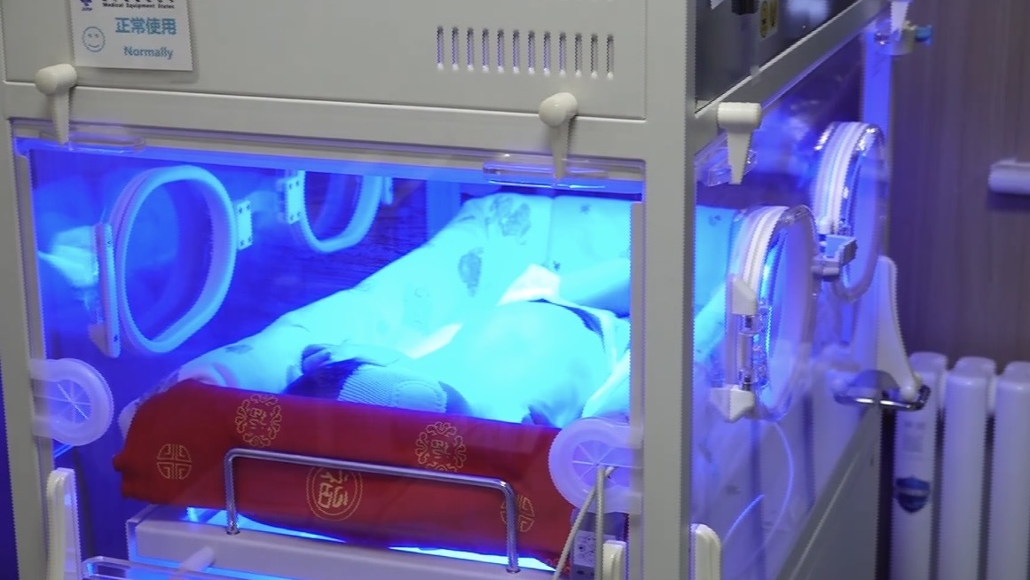 “小黄人”不再“单飞”新生儿母婴同室日间光疗病房投入使用