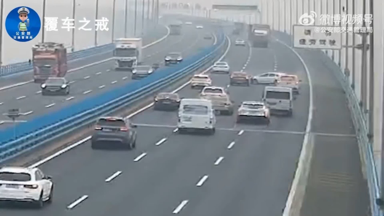 只因为这个危险的动作 车辆失控发生漂移撞上护栏 只因为这个危险的动作 车辆失控发生漂移撞上护栏