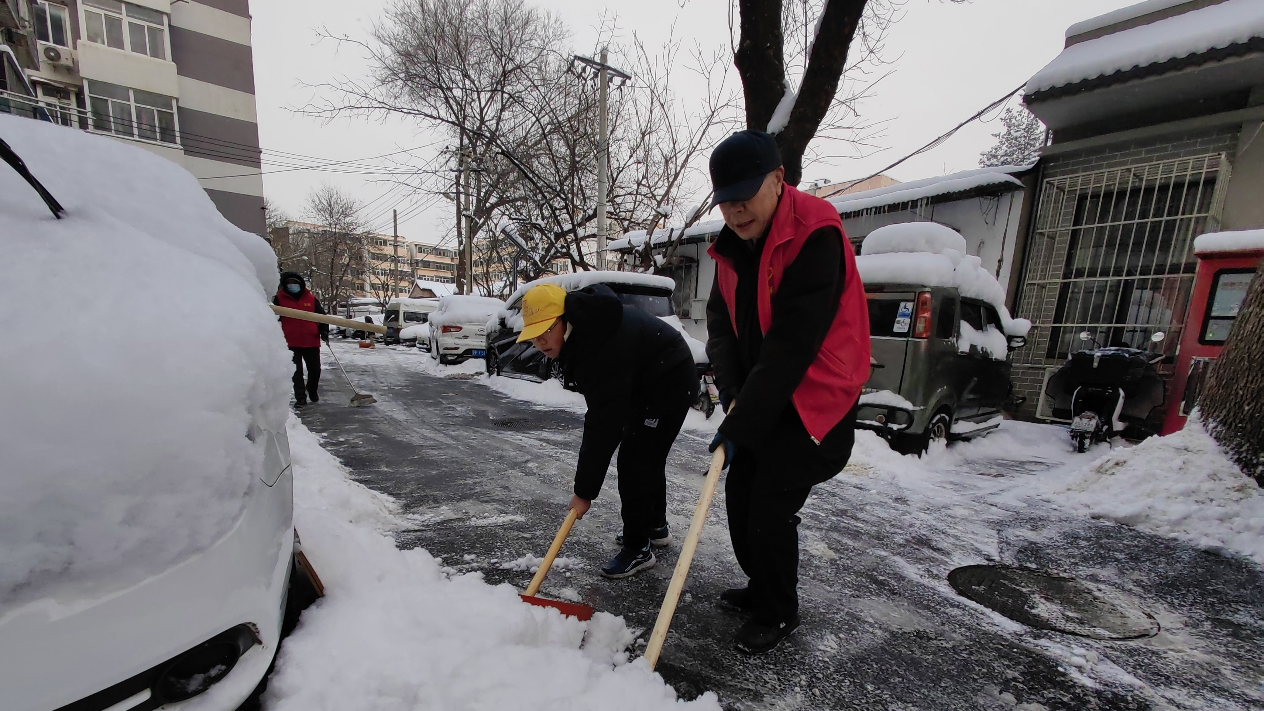 石景山区天翔社区开展党员志愿者扫雪铲冰活动