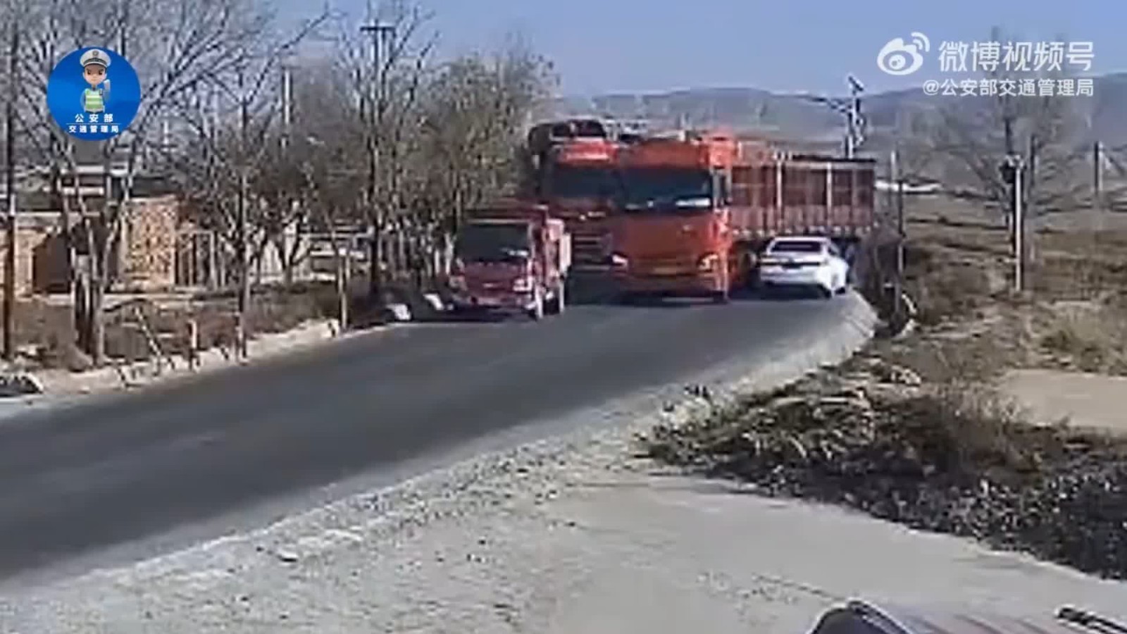 这开车路子太野了!半挂车弯道上越线超车,直接把小车“裹”了! 这开车路子太野了!半挂车弯道上越线超车,直接把小车“裹”了!