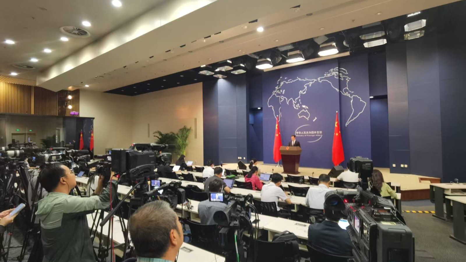 特朗普全面暂停中东12国公民进入美国 中方回应