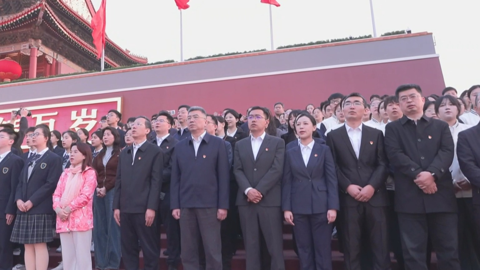 今晨五点一万人天安门广场看升旗 共庆 “五一”国际劳动节