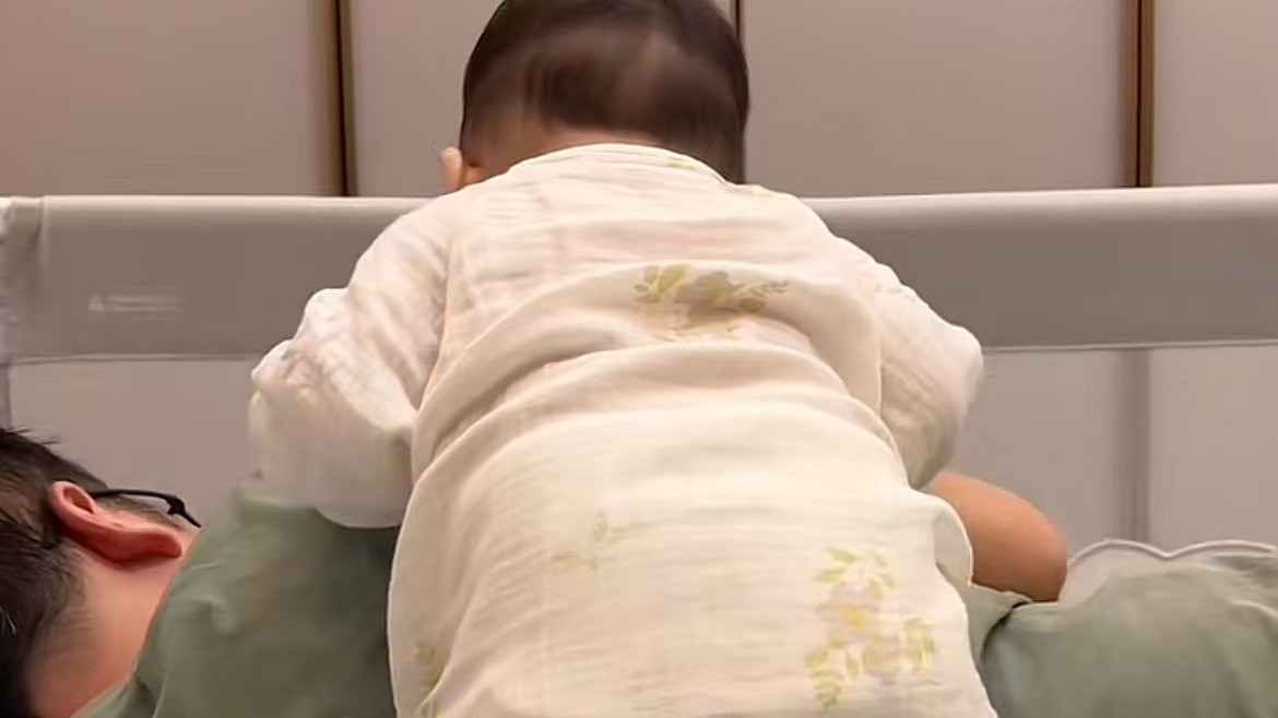 八个月大的宝宝嫌爸爸不陪他玩一顿婴语输出