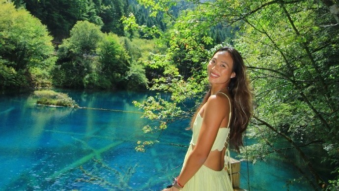 郑钦文一袭长裙现身九寨沟,变身“合影打卡点”!网友:慕了慕了 郑钦文一袭长裙现身九寨沟,变身“合影打卡点”!网友:慕了慕了