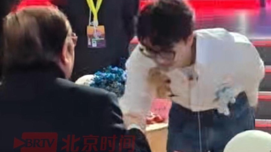 周深在录制现场向杨洪基老师鞠躬问好,前辈温和回应 周深在录制现场向杨洪基老师鞠躬问好,前辈温和回应