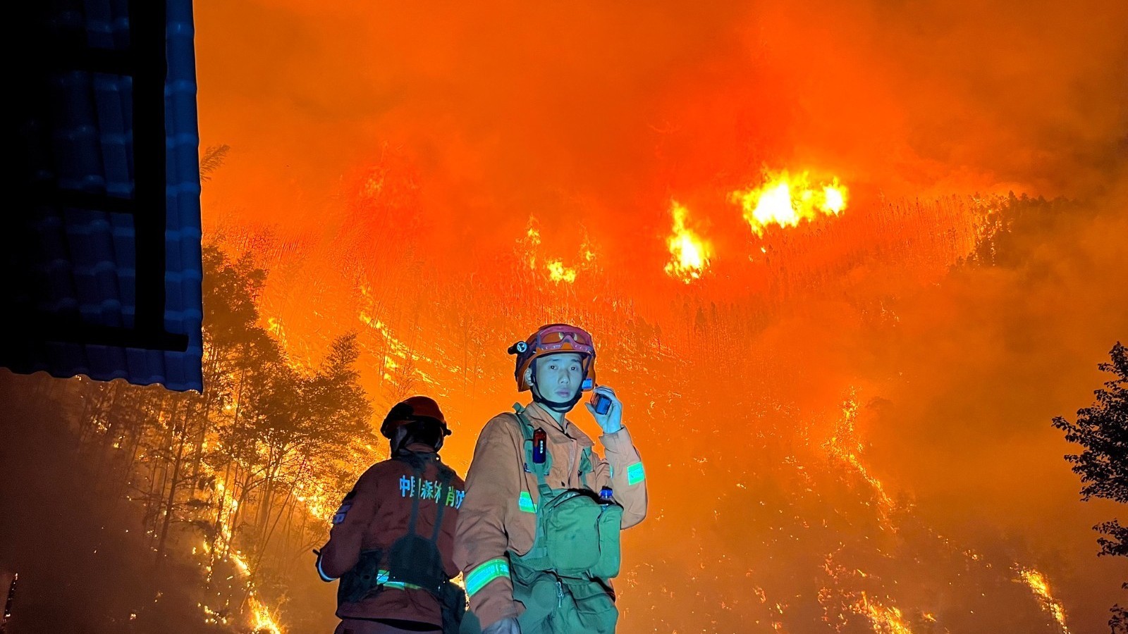 用“笔”灭火的消防员