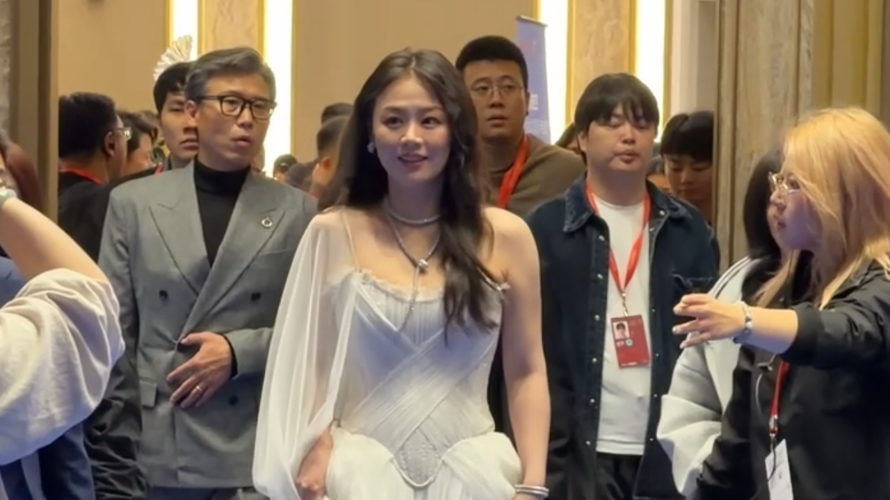 第十六届北影节开幕式马思纯惊艳亮相 温柔回应记者一举一动皆是风情