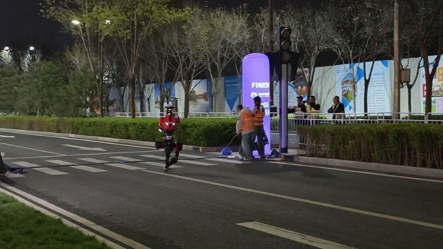 从实验室到深夜赛道:机器人半马见证“每一步都算数” 从实验室到深夜赛道:机器人半马见证“每一步都算数”