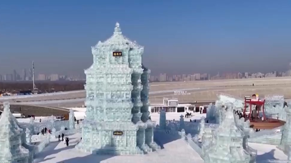 冰雪大世界的冰滑梯如何建成?冰雪雕艺术太惊艳了 冰雪大世界的冰滑梯如何建成?冰雪雕艺术太惊艳了