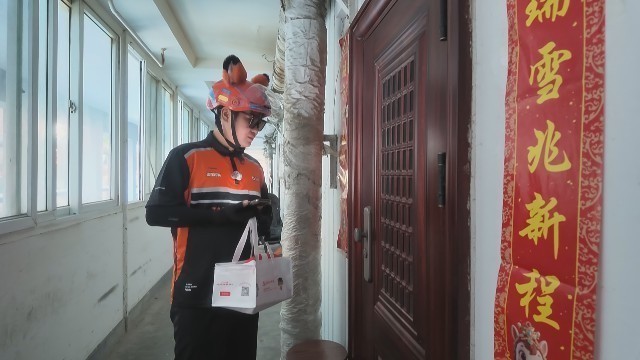 行动不便的老人 外卖小哥送饭到家