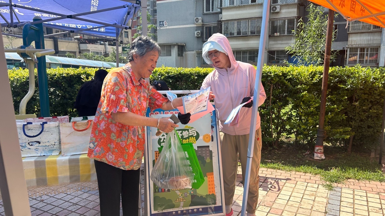 小花园里的环保课 文明实践大篷车让垃圾分类“接地气” 小花园里的环保课 文明实践大篷车让垃圾分类“接地气”