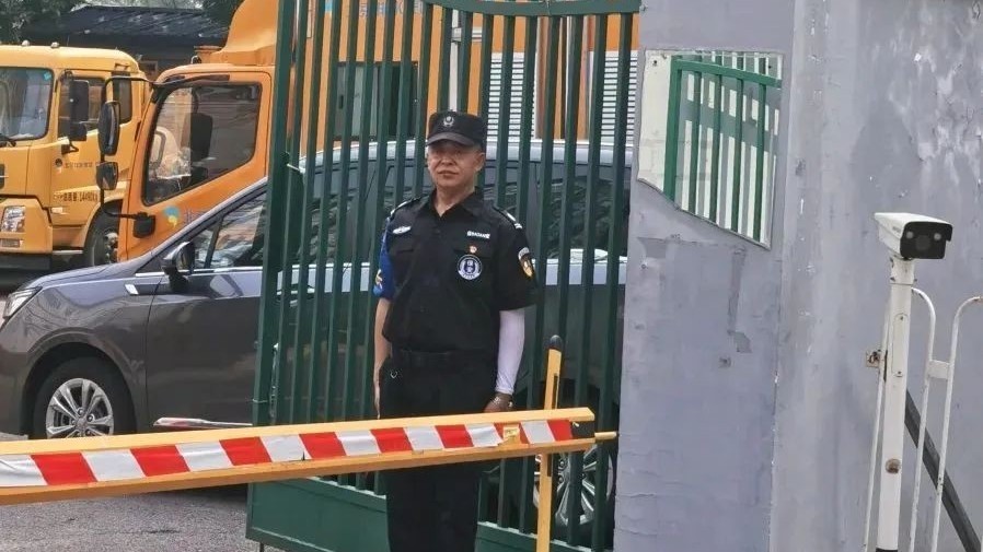 张力东:五旬保安拾金不昧 10万现金完璧归赵! 张力东:五旬保安拾金不昧 10万现金完璧归赵!