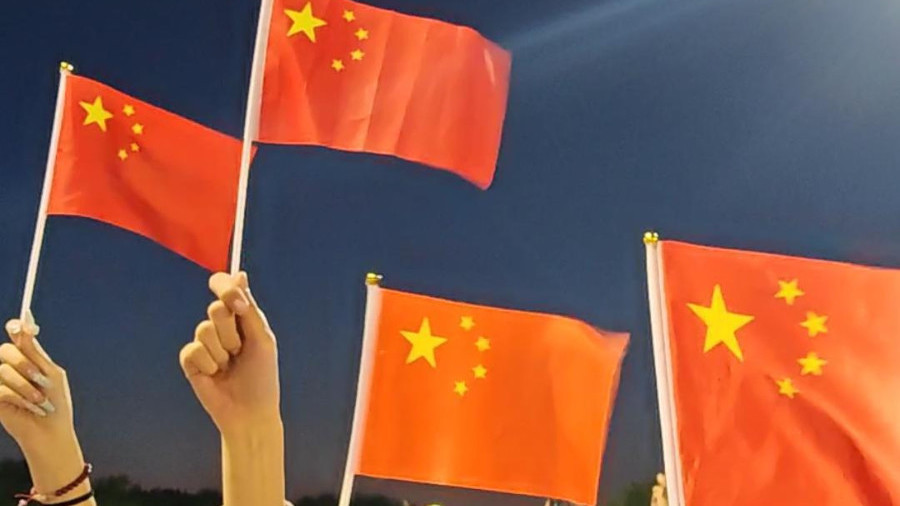 五一清晨,在升旗仪式举行前,许多群众自发大合唱国歌 五一清晨,在升旗仪式举行前,许多群众自发大合唱国歌