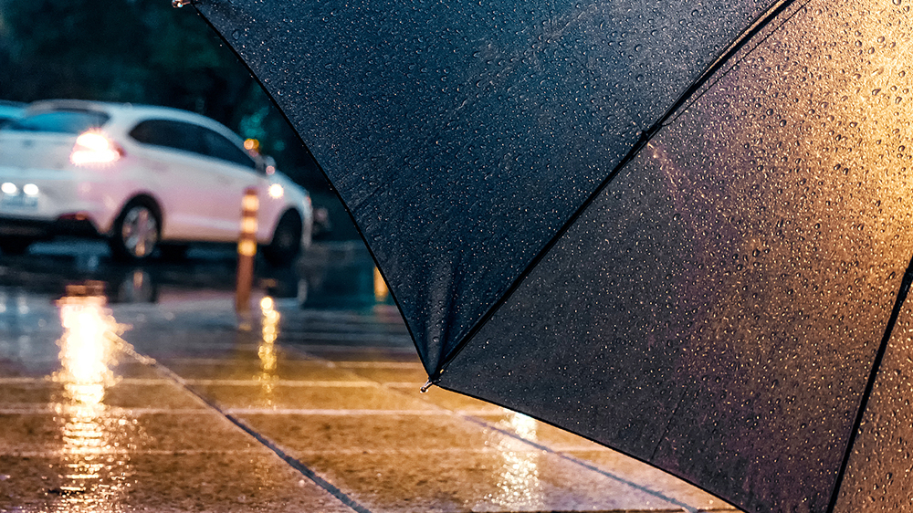 北京交警提示：请市民选择合法停车位置避雨