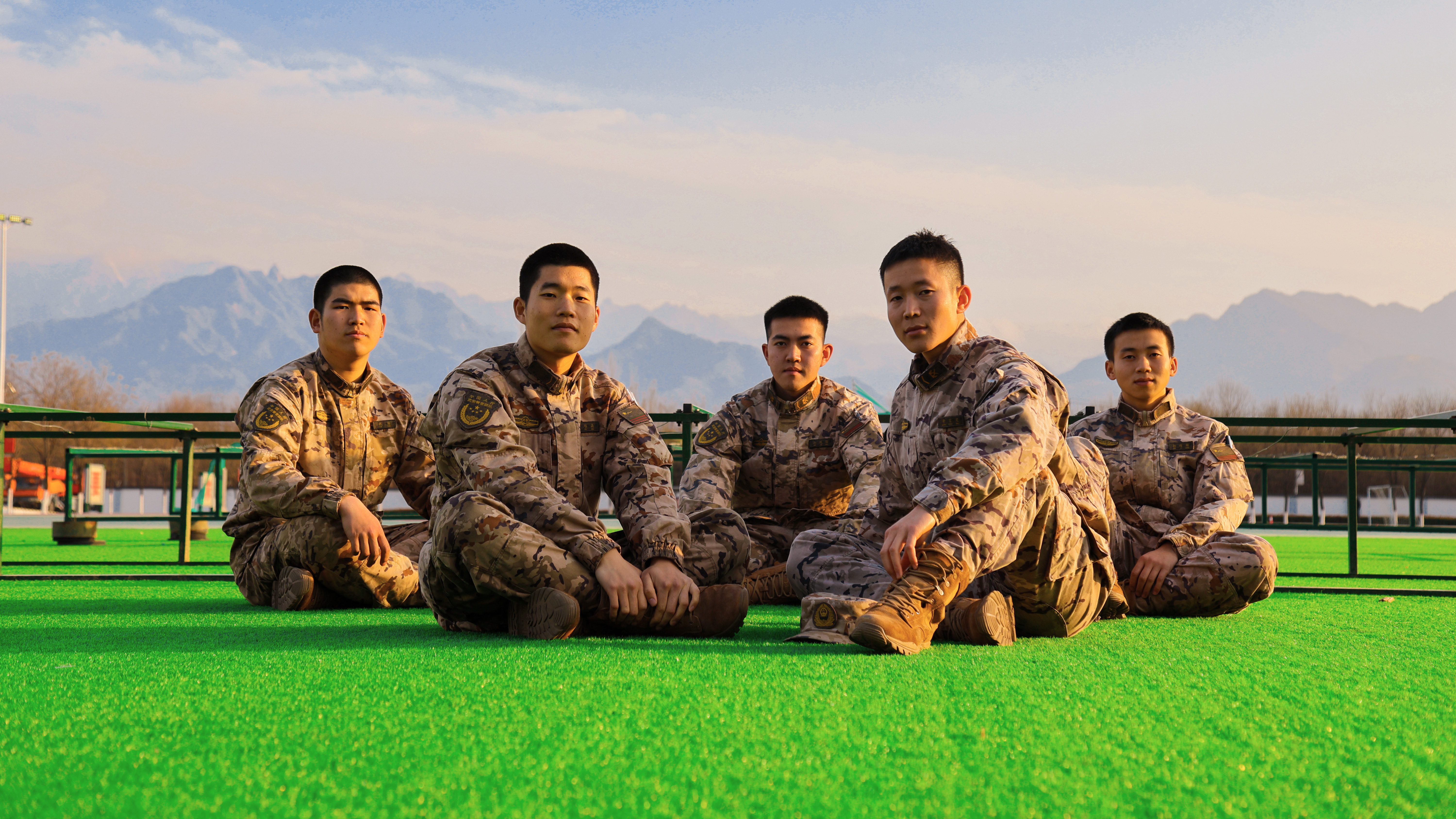 快来看!军营迷彩与绚烂春色融为一体 快来看!军营迷彩与绚烂春色融为一体