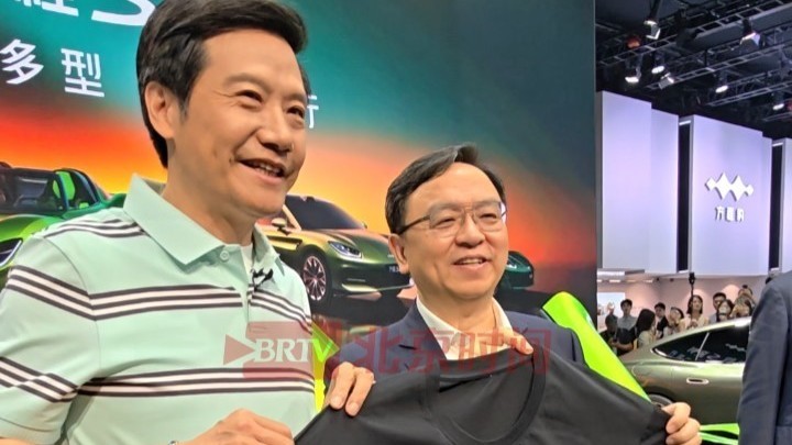 北京国际车展名场面!雷军送王传福“在一起才是中国汽车”定制T恤 北京国际车展名场面!雷军送王传福“在一起才是中国汽车”定制T恤