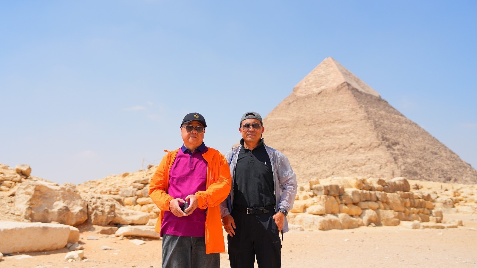 莫言:金字塔下 椰枣树前 莫言:金字塔下 椰枣树前