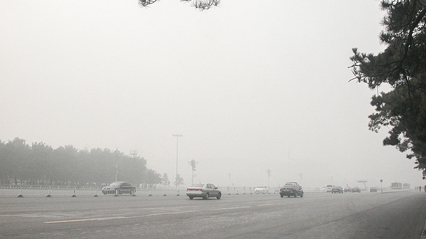 今年秋冬季首次污染过程仍在持续，明起空气质量改善恢复优良