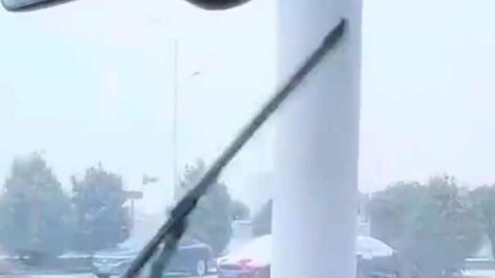 北京迎来大面积降雪 雨刷器被冻住该怎么办？ 先开暖风 再用酒精擦！