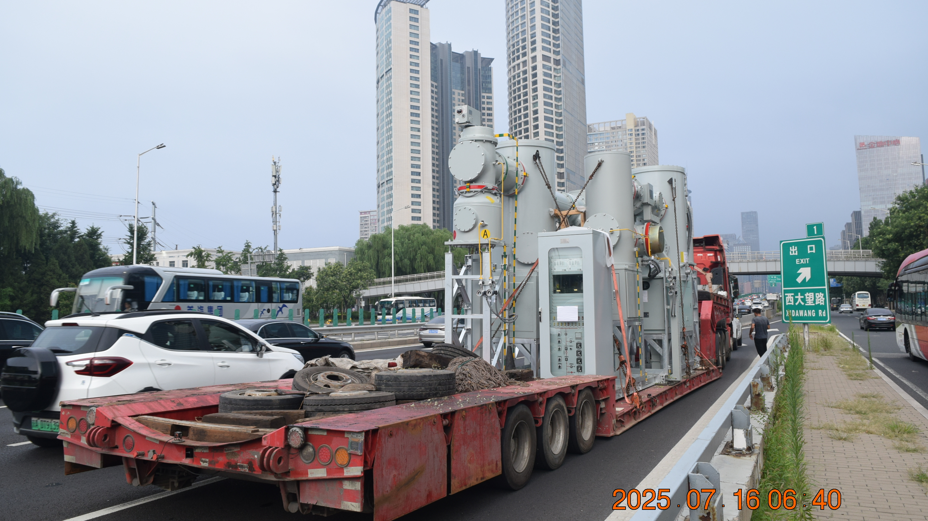京通快速路查处4起违法超限运输行为  及时消除安全隐患 保证道路安全