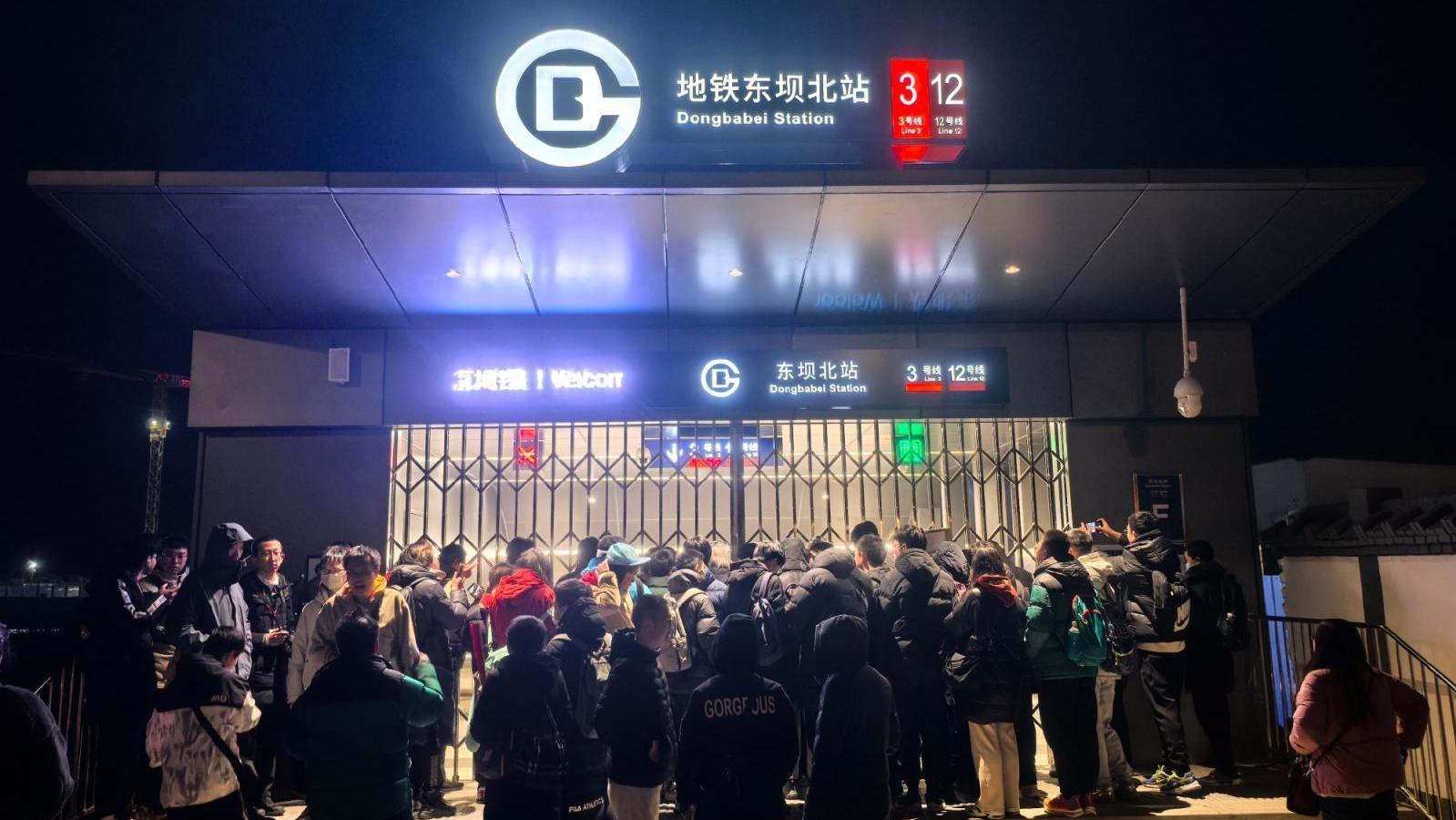 见证历史!北京地铁3号线开通,清晨5点大批乘客已挤满车厢 见证历史!北京地铁3号线开通,清晨5点大批乘客已挤满车厢