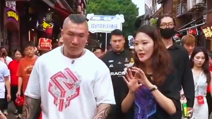台湾网红“馆长”川渝行第三天 重庆城市精神 坚韧 忠勇 开放 争先