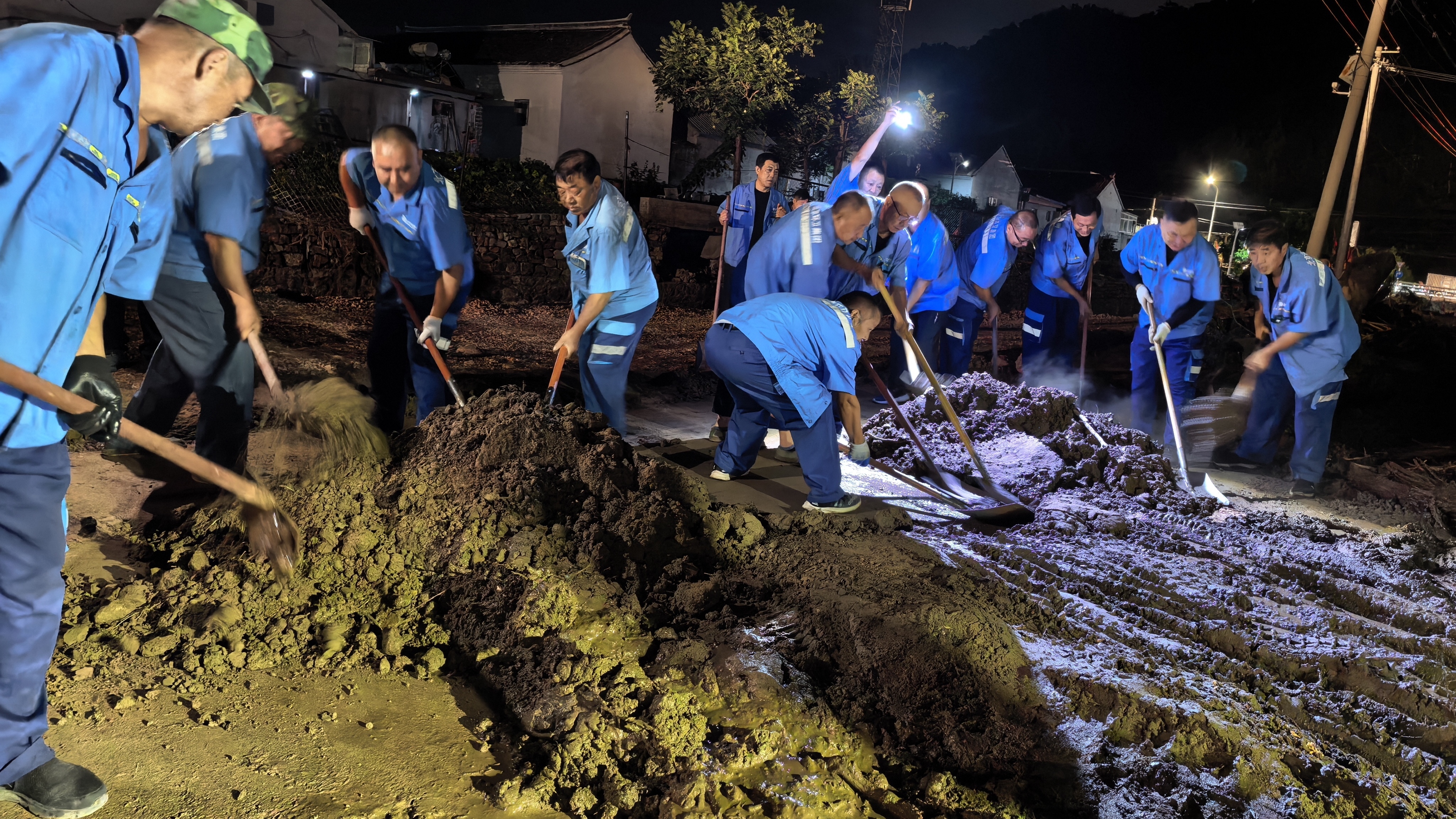 彻夜清除淤泥 市环卫集团紧急驰援平谷区镇罗营镇，恢复灾后环境