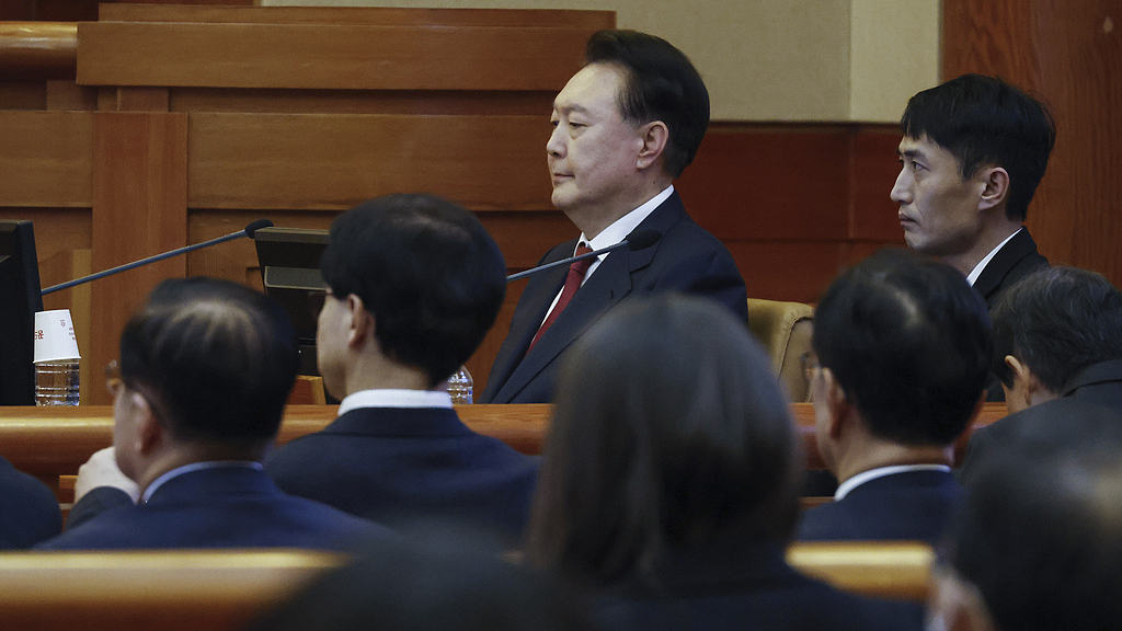 弹劾案庭审白热化:“内乱主谋”大包大揽 尹锡悦间接承认戒严令违法 弹劾案庭审白热化:“内乱主谋”大包大揽 尹锡悦间接承认戒严令违法