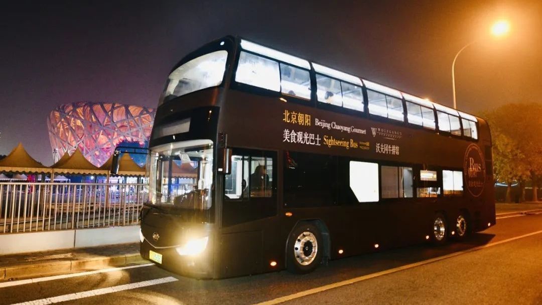 啥？在车上就能吃大餐赏美景？首个全景天窗美食移动巴士亮相——