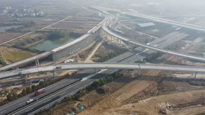 宁盐高速陈集北枢纽现浇箱梁全部完成 桥梁主体结构贯通