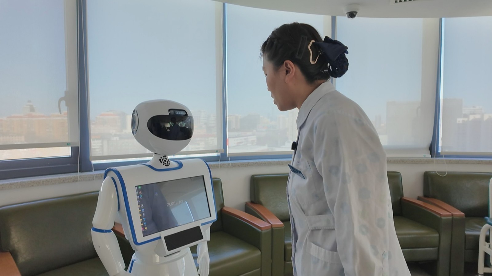 被医院这个机器人搭子圈粉了！能看病还唠嗑！比闺蜜还贴心